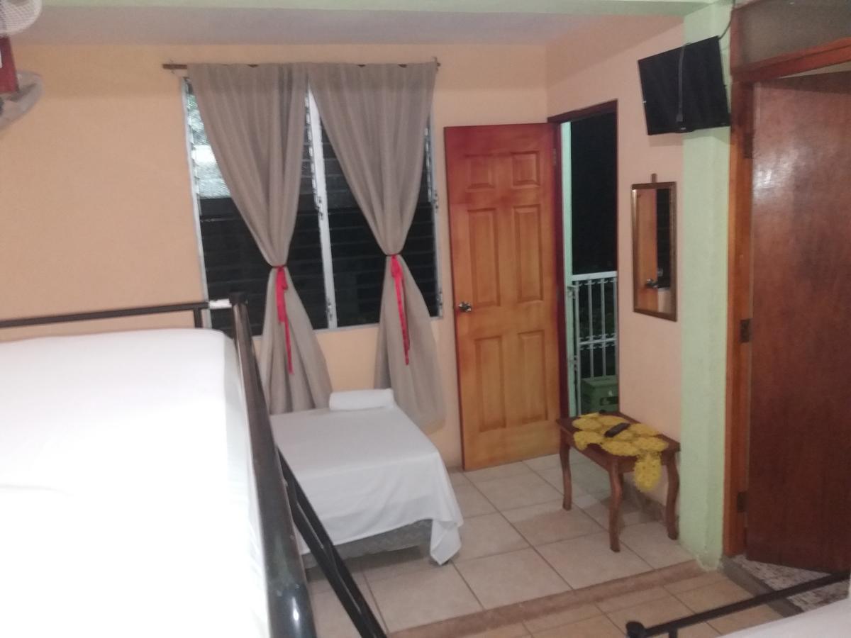 Hostal San Antonio León Esterno foto